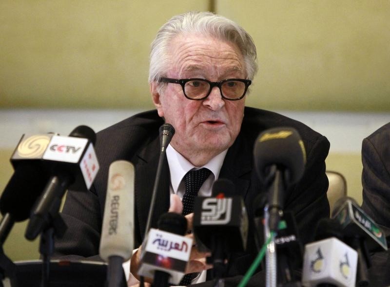© Reuters. Former French Foreign Minister Roland Dumas speaks during a news conference in Tripoli