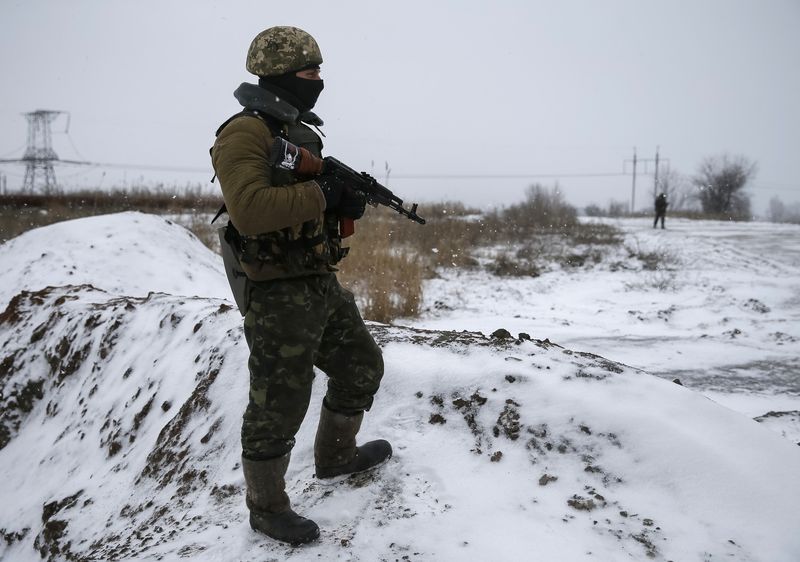 © Reuters. A mamber of Ukrainian armed forces takes his position near Debaltseve