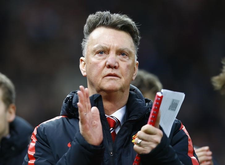 © Reuters. Manchester United's manager Louis Van Gaal applauds after their English Premier League soccer match against Stoke City at the Britannia Stadium in Stoke-on-Trent