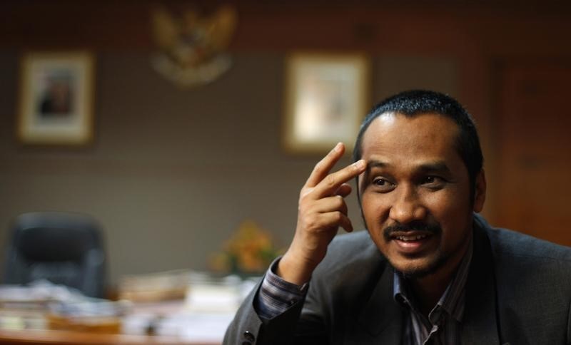 © Reuters. KPK chief Samad gestures during an interview at his officec in Jakarta