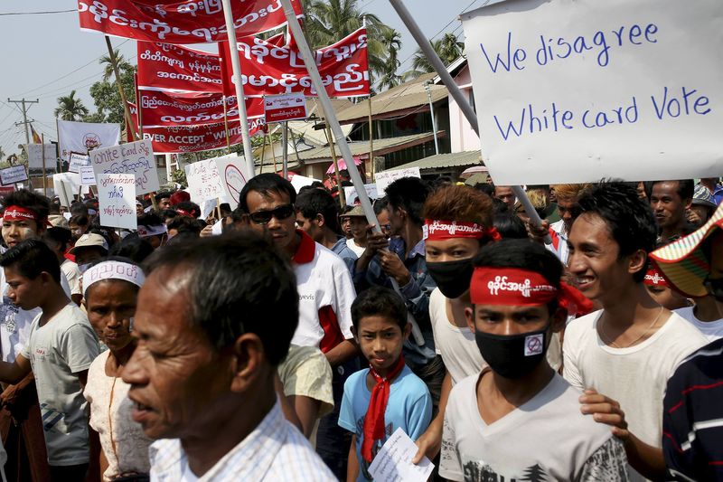 © Reuters. Thousands of Rakhine Buddhists protest against allowing white card holders to vote in the upcoming general elections, in Sittwe