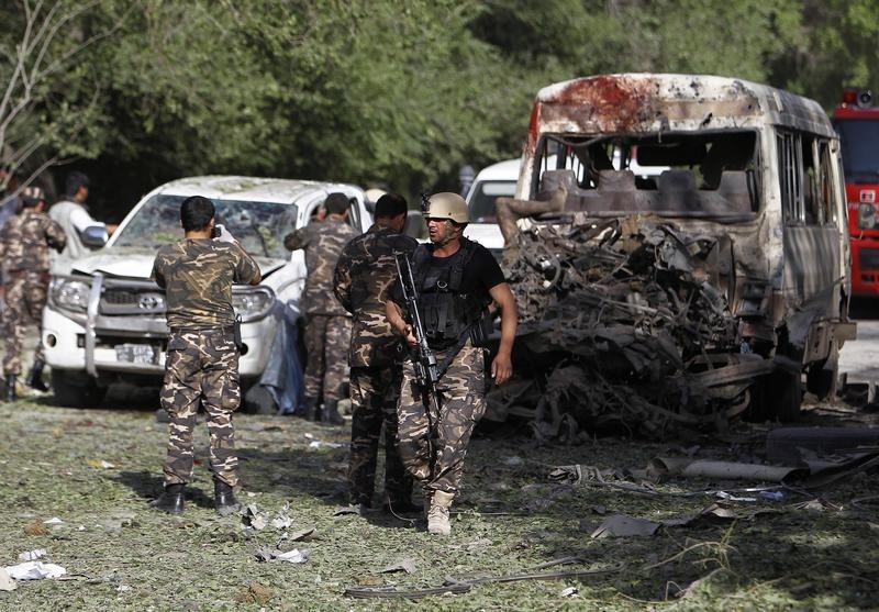 © Reuters. الشرطة: إصابة شخص في انفجار قنبلة مثبتة بسيارة في العاصمة الأفغانية