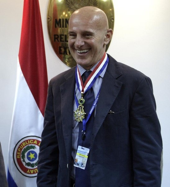 © Reuters. Former Italy coach Arrigo Sacchi speaks after he is honored by Paraguayan Foreign Minister Hector Lacognata in Asuncion