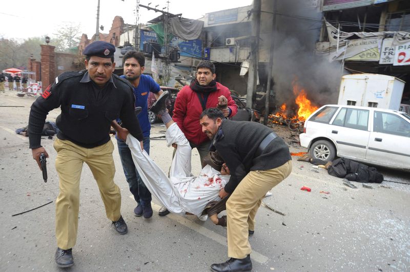 © Reuters. مقتل سبعة على الأقل في هجوم على مقر للشرطة في لاهور بباكستان