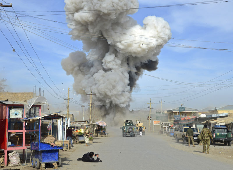 © Reuters. انتحاريون يقتلون 11 في مقر للشرطة بشرق أفغانستان