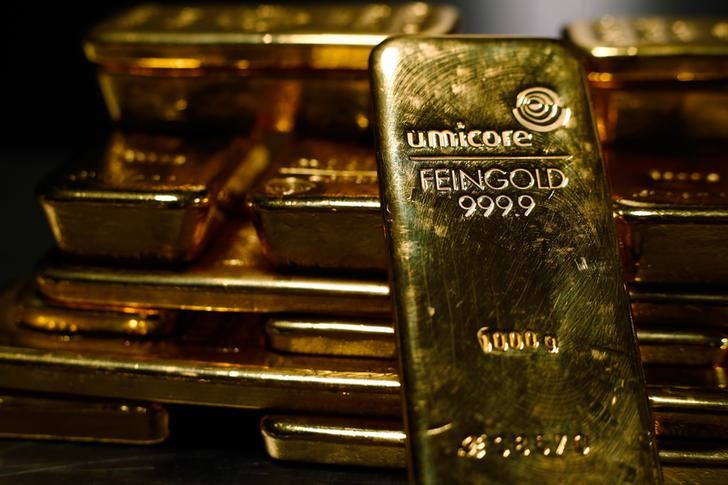 © Reuters. Слитки золота в хранилище ProAurum в Мюнхене 