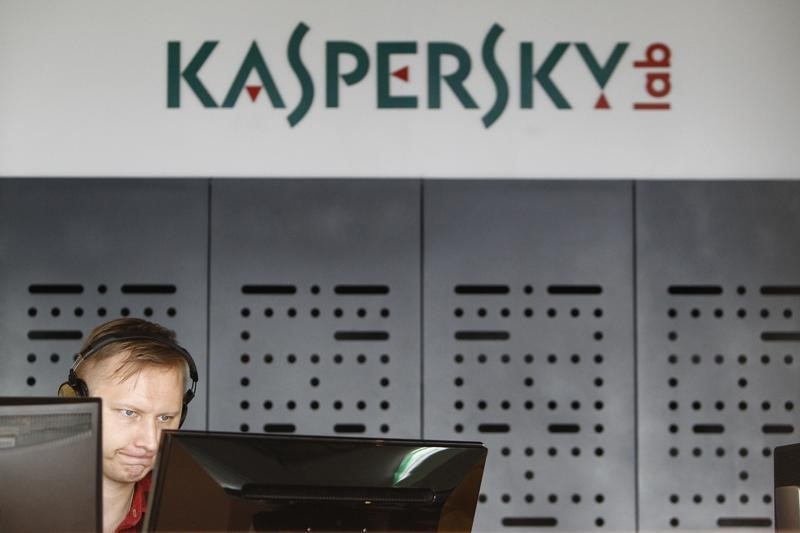 © Reuters. Сотрудник Лаборатории Касперского в центральном офисе компании в Москве 