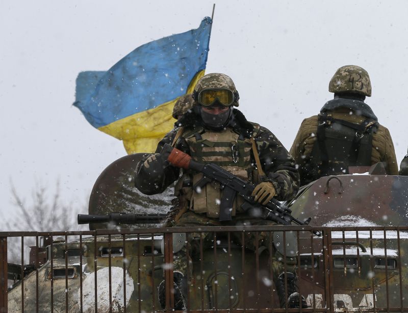 © Reuters. هدنة أوكرانيا تنحسر مع رفض الجانبين سحب الأسلحة الثقيلة