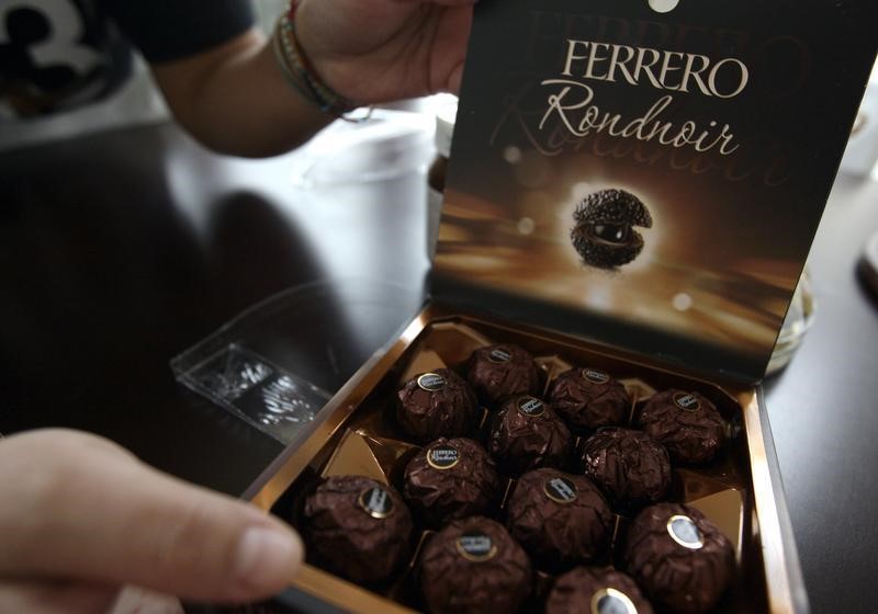 © Reuters. الأنظار مسلطة على جيل القيادة الجديد في فيريرو لصناعة الشوكولاتة