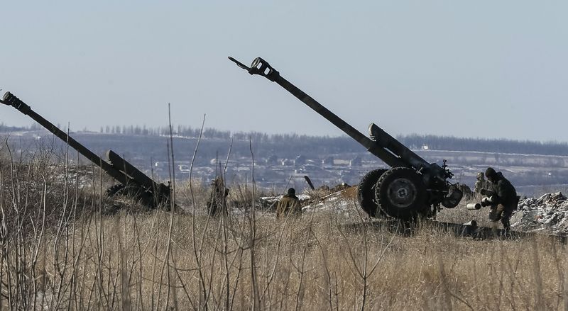 © Reuters. Canhões das Forças Armadas da Ucrânia vistos em posição perto de Debaltseve