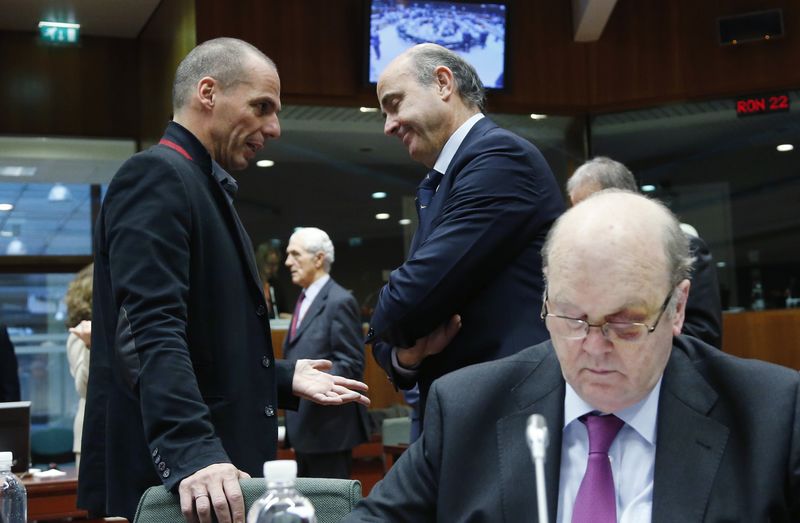 © Reuters. Ministro grego das Finanças, Yanis Varoufakis (à esquerda), conversa com o ministro espanhol em Bruxelas