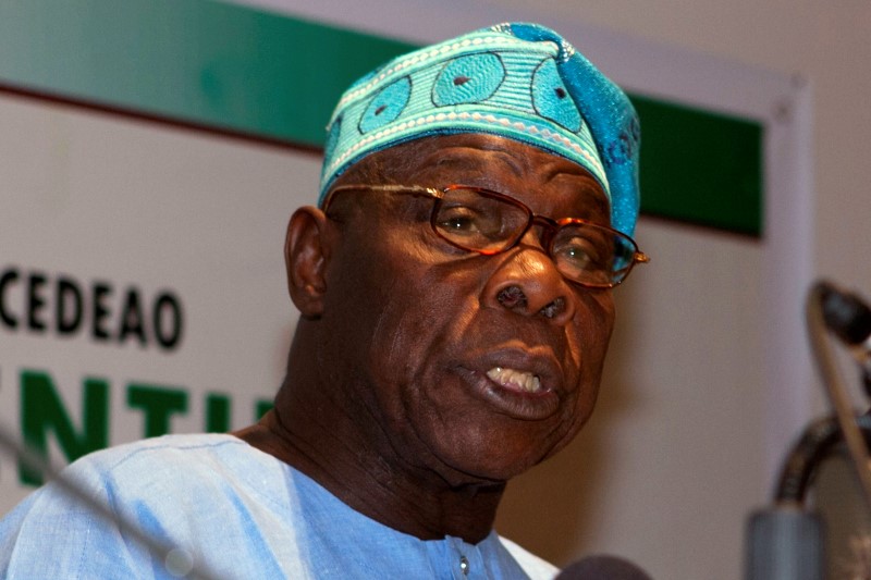 © Reuters. Former Nigerian President Obasanjo speaks at a news conference in Dakar