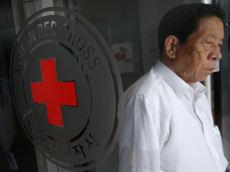 © Reuters. شاهد: إصابة شخصين بالرصاص في أول هجوم من نوعه على الصليب الأحمر بميانمار