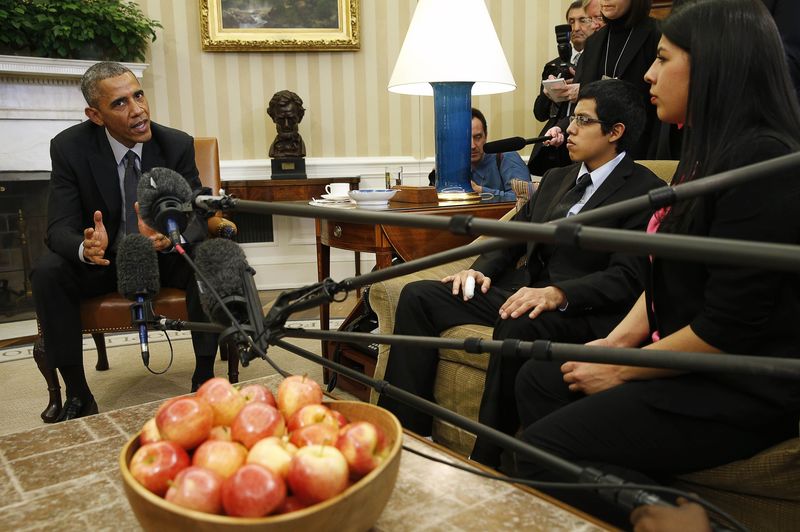 © Reuters. O presidente norte-americano Barack Obama se reúne com grupo de imigrantes na Casa Branca