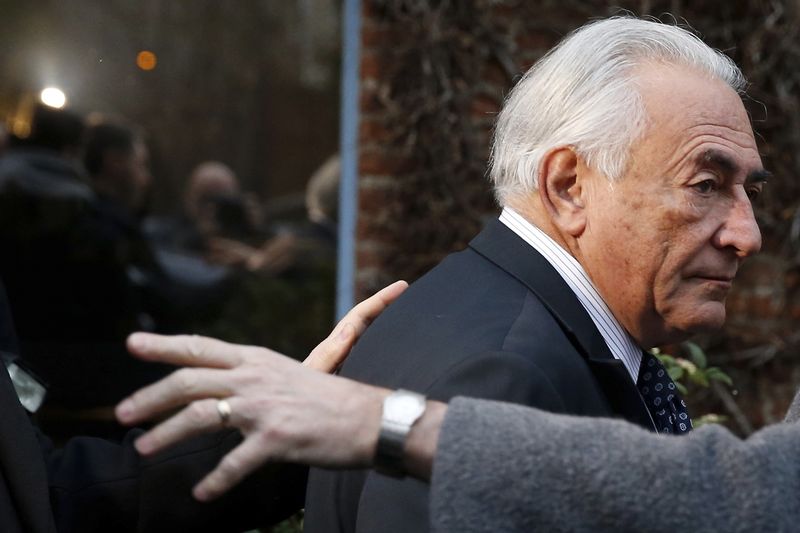 © Reuters. Former IMF head Dominique Strauss-Kahn leaves his hotel to attend the trial in the so-called Carlton Affair, in Lille