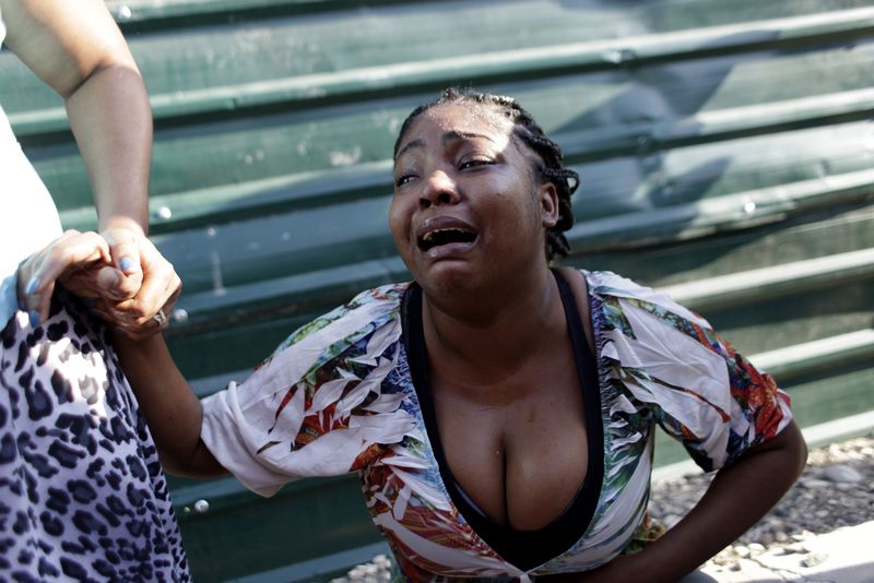 © Reuters. A woman cries after a family member was killed when a carnival float hit power lines in Port-au-Prince