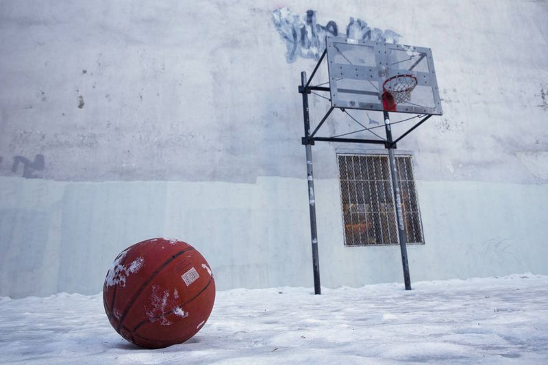© Reuters. Basketball sits on a frozen basketball court in Lower Manhattan, New York