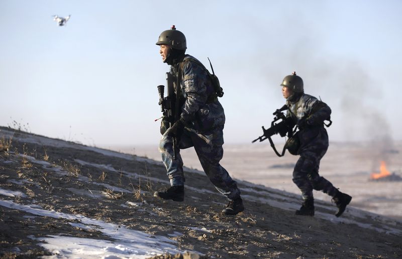 © Reuters. Soldados chineses correm durante treinamento em base em Taonan