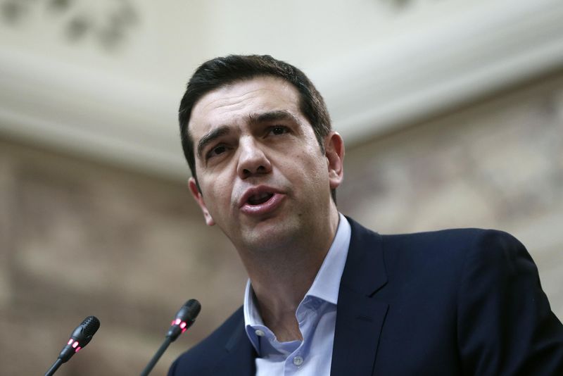 © Reuters. O primeiro-ministro grego, Alexis Tsipras, fala para parlamentares de seu partido, no Parlamento