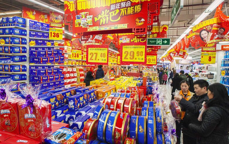 © Reuters. Consumidores escolhem produtos num supermercado em Lianyungang, na província de Jiangsu