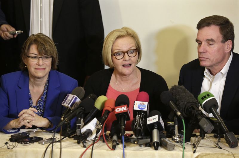 © Reuters. Os senadores norte-americanos Amy Klobuchar, Claire McCaskill, e Mark Warner, em Cuba