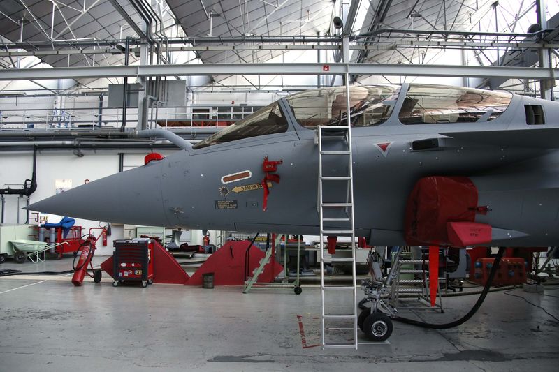 © Reuters. File photo of a Rafale jet fighter on the assembly line in the factory of French aircraft manufacturer Dassault Aviation in Merignac near Bordeaux