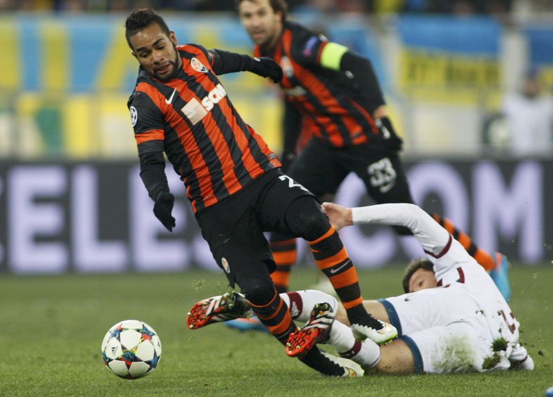 © Reuters. Shakhtar Donetsk's Teixeira fights for the ball with Bayern Munich's Alonso during their Champions League round of 16 first leg soccer match in Lviv