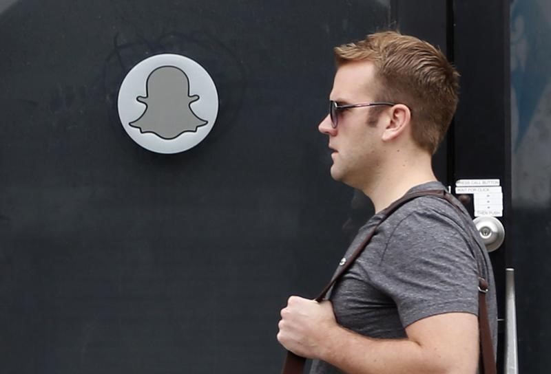 © Reuters.  A man walks past Snapchat's headquarters in Venice, Los Angeles