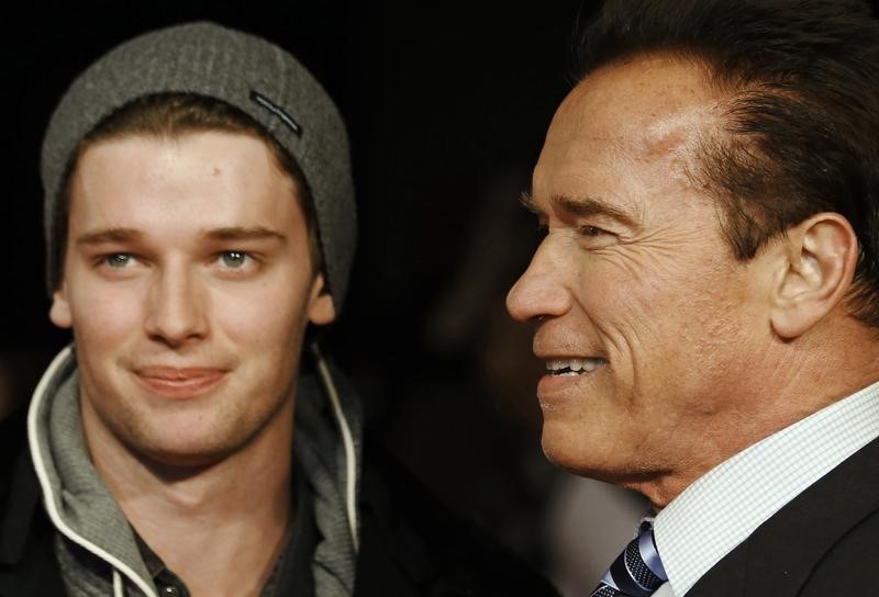 © Reuters. Actor and former California governor Arnold Schwarzenegger poses with his son as they arrives for the British premiere of "The Last Stand" at Leicester Square in London