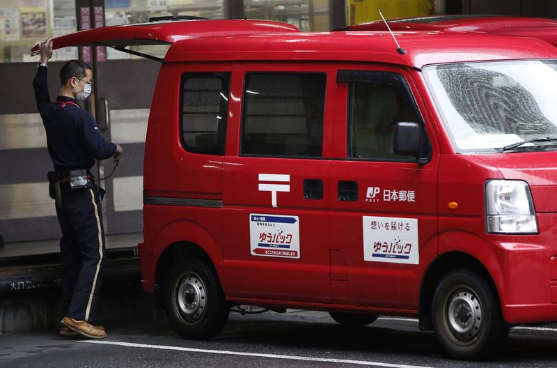 © Reuters. An employee of Japan Post works in Tokyo