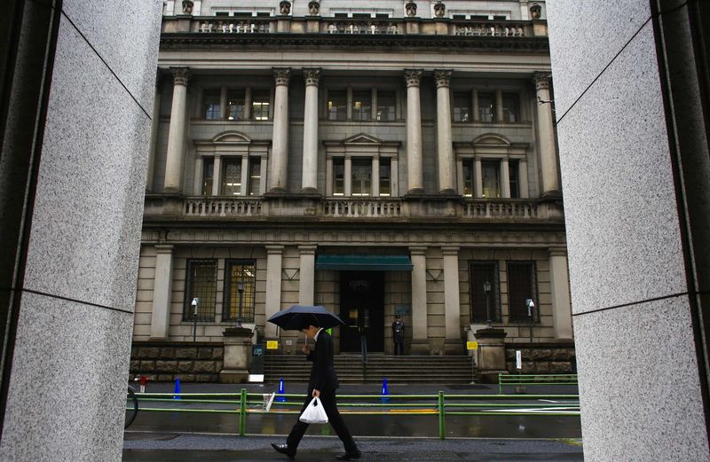 © Reuters. El BOJ mantiene su plan de estímulo y es optimista sobre la producción