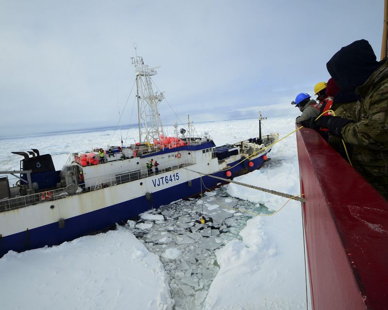 © Reuters. حرس السواحل الأمريكي ينقذ سفينة استرالية محاصرة في المنطقة القطبية