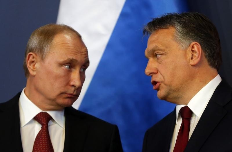 © Reuters. Владимир Путин и Виктор Орбан перед совместной пресс-конференцией в Будапеште 