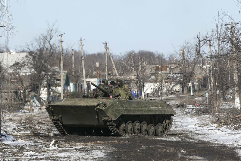 © Reuters. انترفاكس: الانفصاليون يسحبون المدفعية من مناطق يسيطرون عليها بشرق أوكرانيا