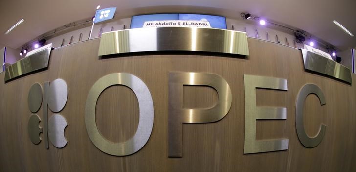 © Reuters. Стол с логотипом ОПЕК в штаб-квартире организации в Вене