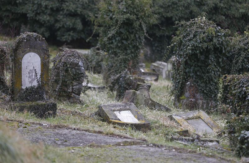 © Reuters. CINQ MINEURS DÉFÉRÉS POUR LA PROFANATION DU CIMÉTIÈRE JUIF DE SARRE-UNION