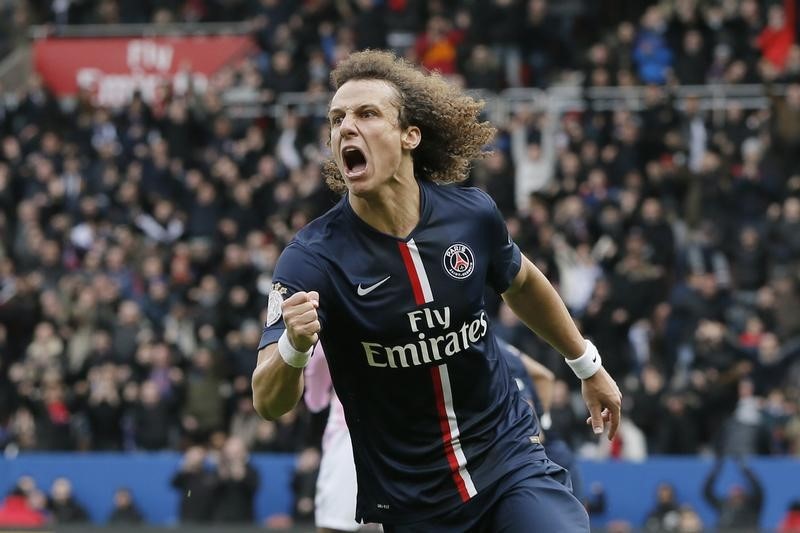 © Reuters. Paris St Germain's Luiz celebrates after scoring during their French Ligue 1 soccer match against Evian Thonon Gaillard at Parc des Princes stadium in Paris