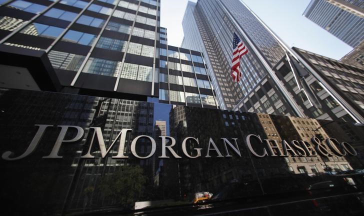 © Reuters. JP Morgan Chase & Co sign outside headquarters in New York