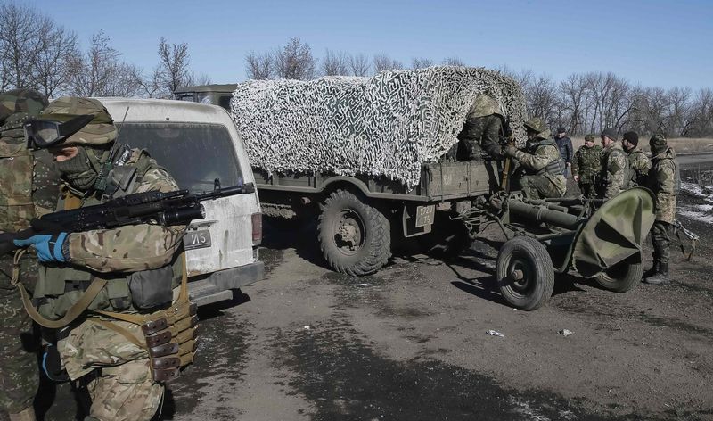 © Reuters. Soldados ucranianos em Artemivsk, ao deixar a área de Debaltseve