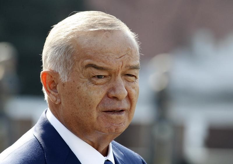 © Reuters. Uzbek President Karimov leaves after a wreath laying ceremony at the Tomb of the Unknown Soldier near Moscow's Kremlin walls