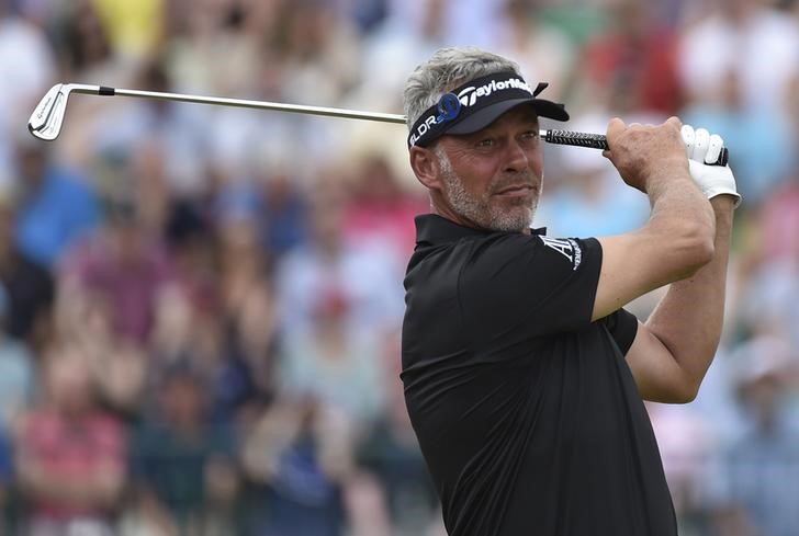 © Reuters. Darren Clarke of Northern Ireland watches his tee shot during the final round of the British Open Championship at the Royal Liverpool Golf Club in Hoylake