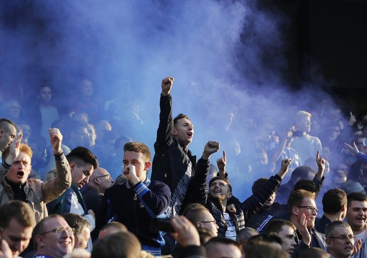 © Reuters. Torcedores do Chelsea durante partida contra o Manchester City no Estádio Etihad, em Manchester
