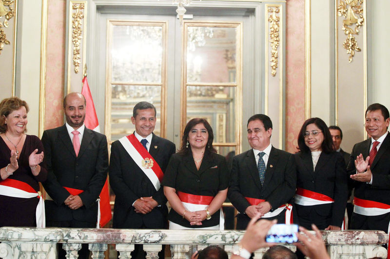 © Reuters. Peru's President Ollanta Humala, and his Prime Minister Ana Jara, pose with newly sworn-in ministers after a ceremony at the government palace in Lima