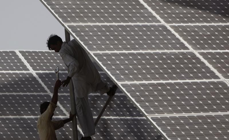 © Reuters. مقاطعة باكستانية توفر طاقة شمسية للمنازل التي لا تصلها  الكهرباء