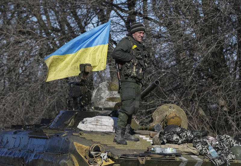 © Reuters. Militar ucrâniano em direção a Artemivsk