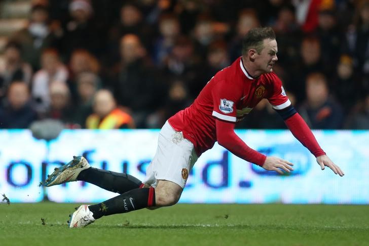 © Reuters. Wayne Rooney caindo antes do pênalti em partida contra o Preston North End