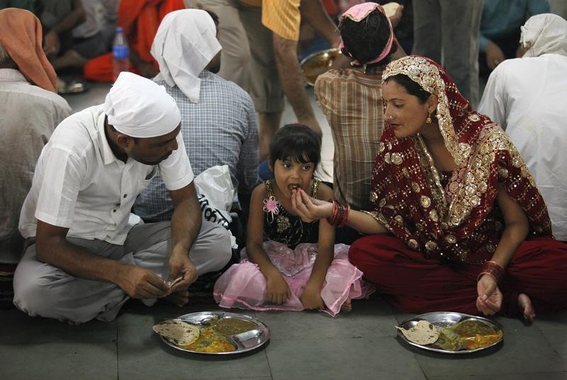 © Reuters. مصدر: الهند لن تقلص برنامجا بمليارات الدولارات لتوزيع الأغذية