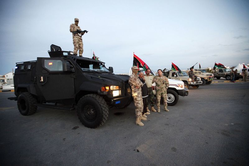 © Reuters. Forças de segurança montam guarda durante celebração do 4o aniversário da revolução, em Tripoli