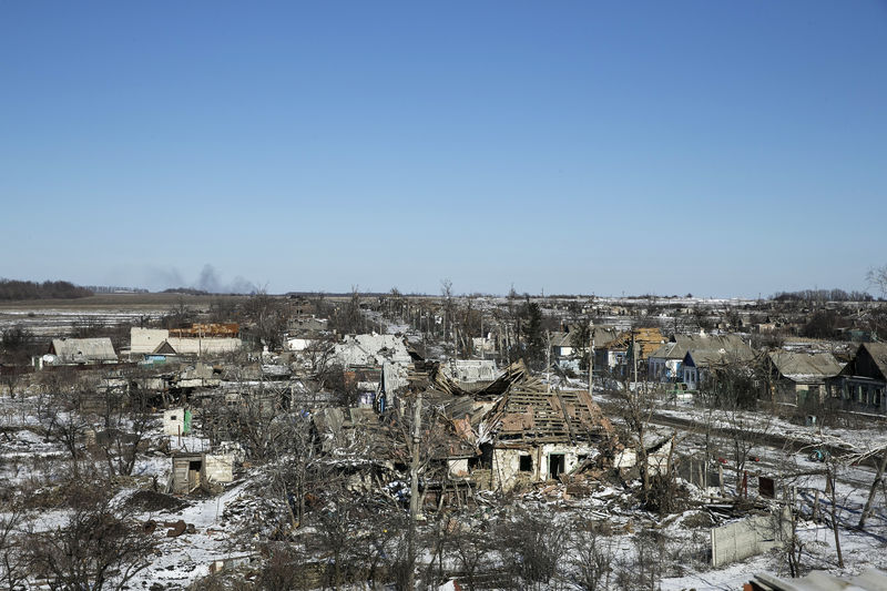 © Reuters. Buildings damaged by fighting are pictured in the village of Nikishine, south east of Debaltseve