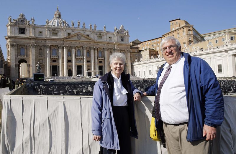 © Reuters. Irmã Jeannine Gramick e Francis DeBernardo na Praça de São Pedro, no Vaticano